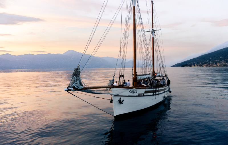 Aperitif and live music aboard the Circe1915 sailing ship