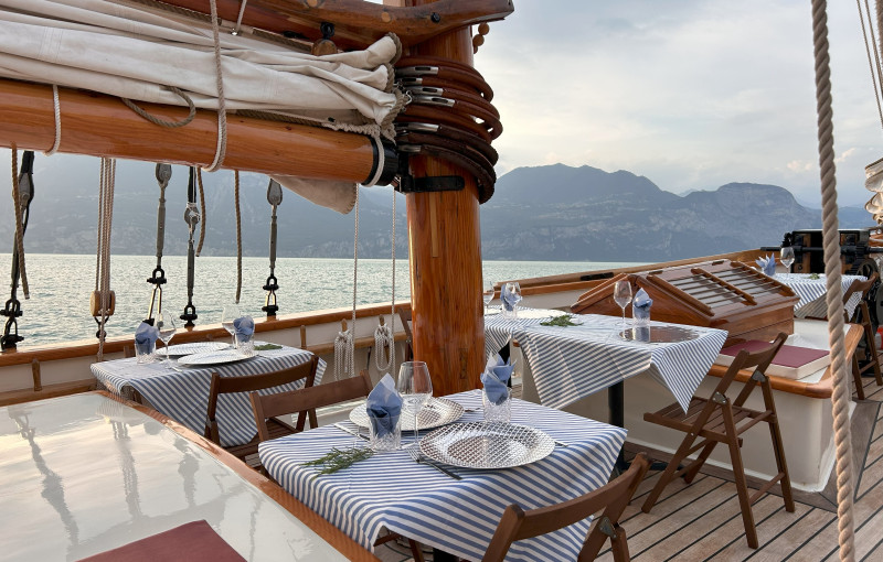 Cena  in navigazione a bordo del Veliero